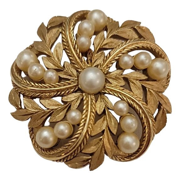 Trifari Crown Over T Gold Tone Faux Pearl Laurel Leaf Round Brooch, Signed M747 - Picture 1 of 7